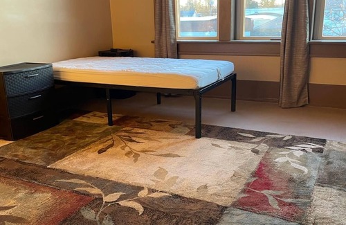 Findlay Cama Y Desayuno | Cozy Private Room in Historic Findlay Home with Kitchen, Wifi and Free Parking