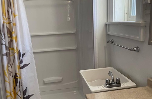 Findlay Cama Y Desayuno | Cozy Private Room in Historic Findlay Home with Kitchen, Wifi and Free Parking