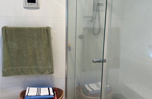 Dubbo Casa | Cozy Private Room - Twin Bedroom with Private Garden - Pet Friendly