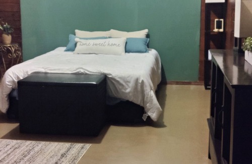 Downtown Apartamento | Cozy/Private Studio near CRMC/Freeways/Downtown/Restaurants!