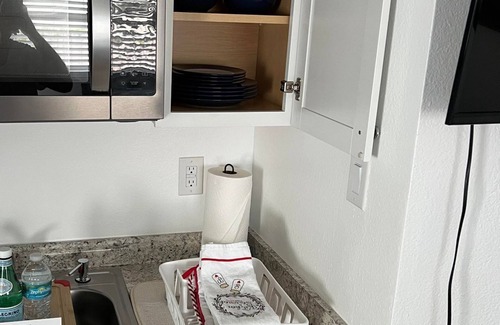 Seminole Casa | Cozy private studio with own fenced yard-3 miles from Beach