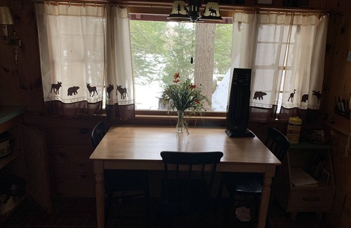 Kingfield Cabina | Cozy & Private: waterfront retreat on 20 acres of beautiful forest