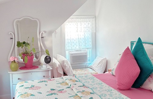 Norwood Casa | Cozy, Quaint Vintage Style Home