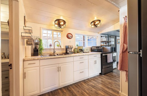 Westport Cabaña | Cozy & Quaint Westport Cottage, EV charger, 1mi to beach, restaurants & parks