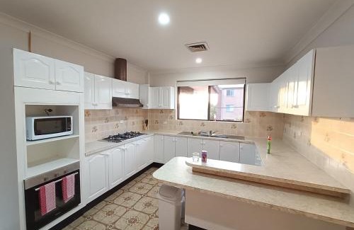 Merrylands Casa | Cozy Queen Room in Spacious Home in Merrylands - M3