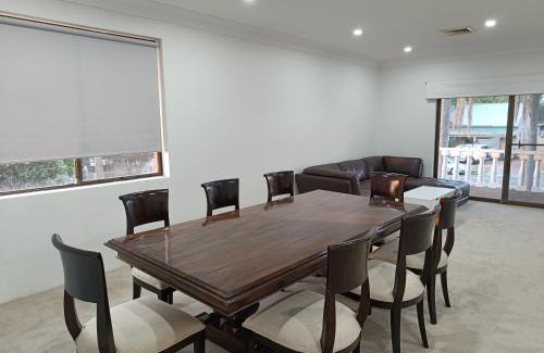 Merrylands Casa | Cozy Queen Room in Spacious Home in Merrylands - M3