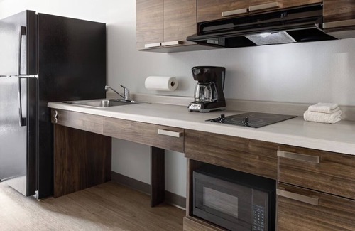 Huntersville Hotel | Cozy Queen Room | Near Birkdale Village | Relaxing Stay