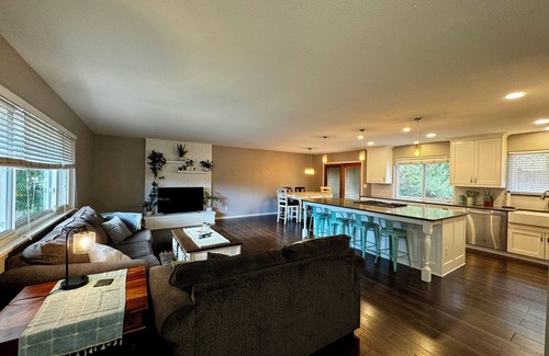 Rustic Hills Casa | Cozy, Quiet 2-bedroom house in Colorado Springs with WiFi, AC, huge kitchen!