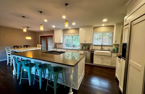 Rustic Hills Casa | Cozy, Quiet 2-bedroom house in Colorado Springs with WiFi, AC, huge kitchen!