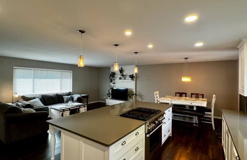Rustic Hills Casa | Cozy, Quiet 2-bedroom house in Colorado Springs with WiFi, AC, huge kitchen!