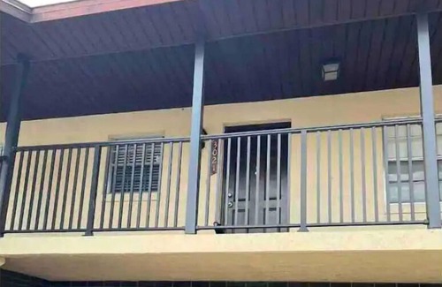 Colonial Heights Apartamento | Cozy, quiet apartment with pool! In historic down town area.