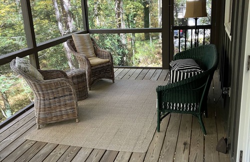 Mirror Lake Cabaña | Cozy Quiet Cottage