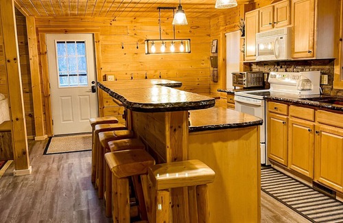 Bellaire Cabina | Cozy & Quiet Shanty Creek Log Cabin 3/4 mile from the Base of Schuss Mountain!