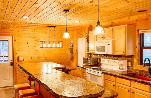 Bellaire Cabina | Cozy & Quiet Shanty Creek Log Cabin 3/4 mile from the Base of Schuss Mountain!