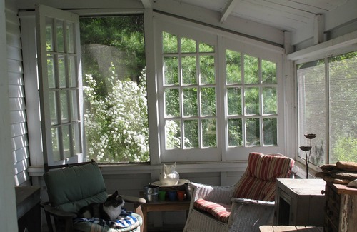 Saugerties Casa | Acogedor, tranquilo, 1850s-secundarios arroyo casa de campo con vistas al prado, jardín ya la montaña