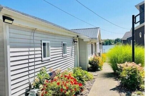 Lake Odessa Casa | Cozy Red Door Cottage on Jordan Lake - Pontoon Boat Rental available