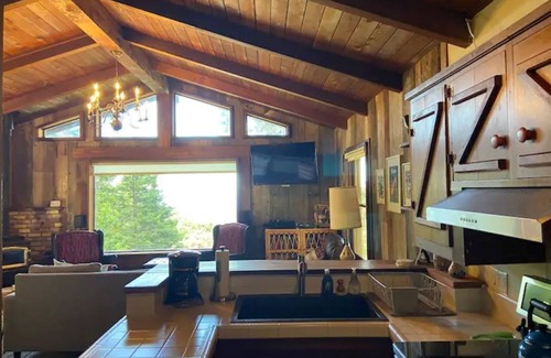 Elk Cabina | Cozy Redwoods Cabin with Ocean Views (+Hot Tub)
