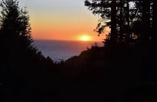 Elk Cabina | Cozy Redwoods Cabin with Ocean Views (+Hot Tub)