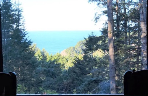 Elk Cabina | Cozy Redwoods Cabin with Ocean Views (+Hot Tub)