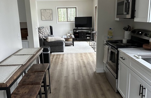 Eagle River Cabaña | Cozy Retreat: Unwind in a cozy cabin on the shores of Kentuck Lake