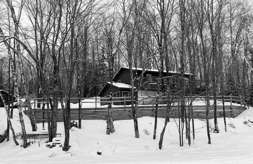 Eagle River Cabaña | Cozy Retreat: Unwind in a cozy cabin on the shores of Kentuck Lake