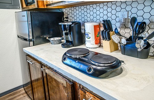 Hatfield Apartamento | Cozy Retreat w/ Hot Tub, Fire Pit & King Bed