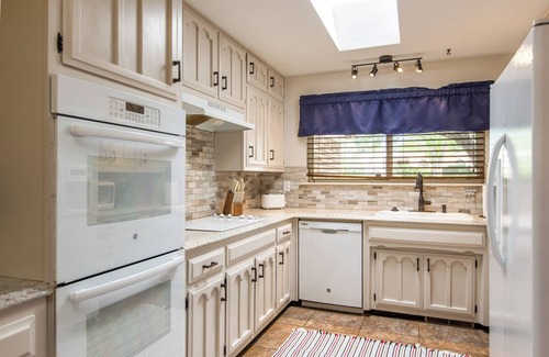 Albuquerque Casa | Cozy Retreat w Hot Tub, Fireplace, King Bd, Games, BBQ, Near I-40+Sandia+Airport