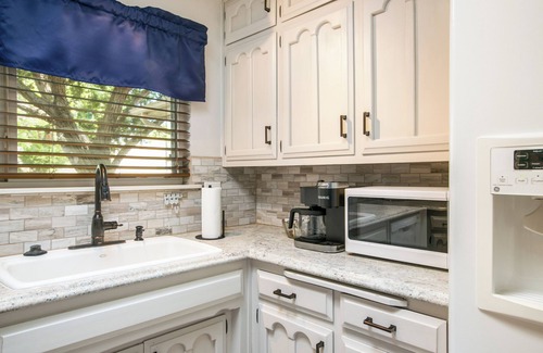 Albuquerque Casa | Cozy Retreat w Hot Tub, Fireplace, King Bd, Games, BBQ, Near I-40+Sandia+Airport