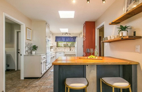 Albuquerque Casa | Cozy Retreat w Hot Tub, Fireplace, King Bd, Games, BBQ, Near I-40+Sandia+Airport