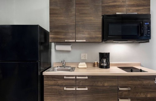 Huntersville Hotel | Cozy Retreat w/ Kitchen! Free Parking, BBQ Facilities, Pet-Friendly!