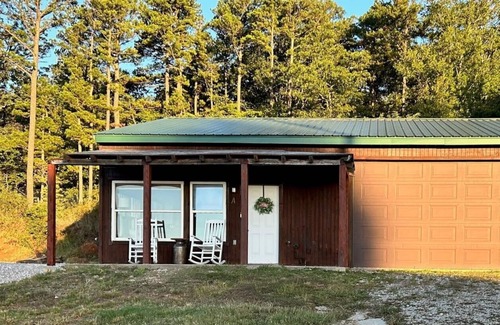 Jasper Cabina | Cozy retreat with picturesque views! Close to restaurants, hiking and river.