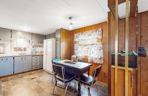 Cameron Casa | Cozy Retreat with Scenic Views, Internet and Outdoor Patio