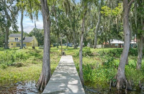 Palatka Casa | Cozy River Cabin Family Friendly Dock Playset Bball Court