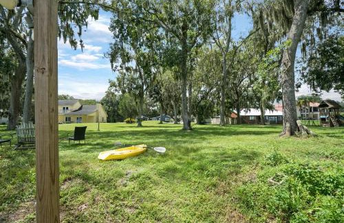 Palatka Casa | Cozy River Cabin Family Friendly Dock Playset Bball Court