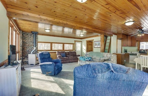 Johnson Creek Cabaña | Cozy Riverfront Cottage w/Kayaks & Fire Pit – Near Madison & Milwaukee