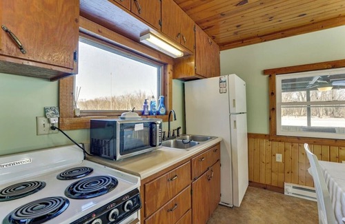 Johnson Creek Cabaña | Cozy Riverfront Cottage w/Kayaks & Fire Pit – Near Madison & Milwaukee