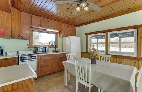 Johnson Creek Cabaña | Cozy Riverfront Cottage w/Kayaks & Fire Pit – Near Madison & Milwaukee