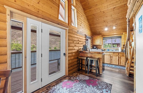 White Bird Cabina | Cozy Riverfront Cabin, Full Kitchen, Sandy Beach Area, Pet Friendly!