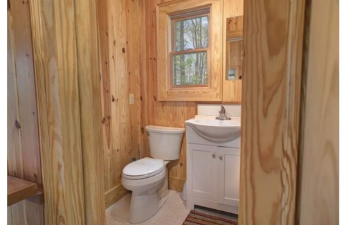 Chimney Rock Cabina | Cozy Romantic, Pet Friendly, Craftsmen Cabin In The Woods, DISCOUNTED RATES