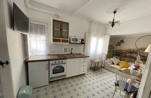 Sant Feliu de Guixols Apartamento | Cozy Room Gecko. With full bathroom, kitchenette, and independent access.