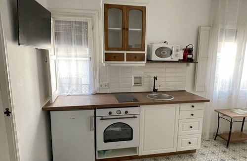 Sant Feliu de Guixols Apartamento | Cozy Room Gecko. With full bathroom, kitchenette, and independent access.