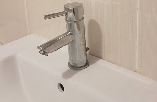 Woodlands Cama Y Desayuno | Cozy Room in Woodlands with Wi-Fi, A/C, Metro-Admiralty