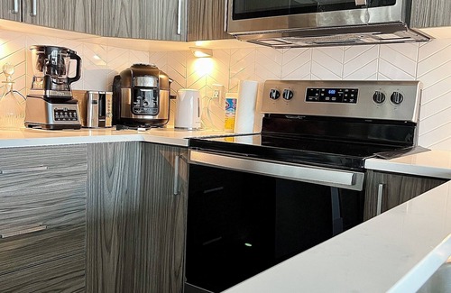 Connaught Apartamento | Cozy Room | Private Bath | AC | Gym| Downtown Core