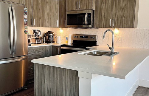 Connaught Apartamento | Cozy Room | Private Bath | AC | Gym| Downtown Core