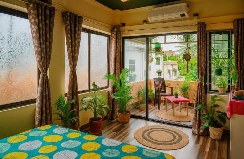 Behala Casa | cozy room with balcony