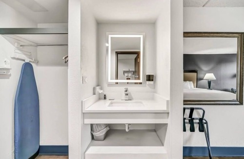 Schaumburg Hotel | "Cozy Rooms with WiFi, Fitness Room & On-Site Restaurant/Bar in Schaumburg "