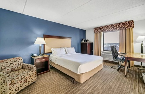 Schaumburg Hotel | "Cozy Rooms with WiFi, Fitness Room & On-Site Restaurant/Bar in Schaumburg "