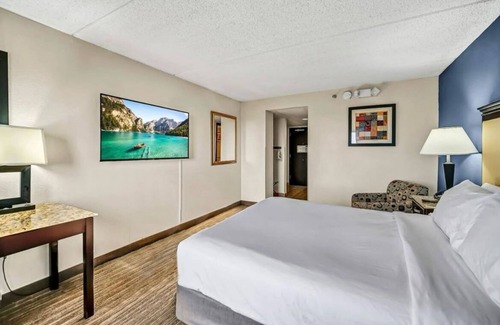 Schaumburg Hotel | "Cozy Rooms with WiFi, Fitness Room & On-Site Restaurant/Bar in Schaumburg "