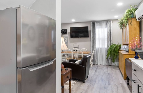 Spring City Cabaña | Cozy rural cottage retreat on the banks of French Creek. Pet Friendly