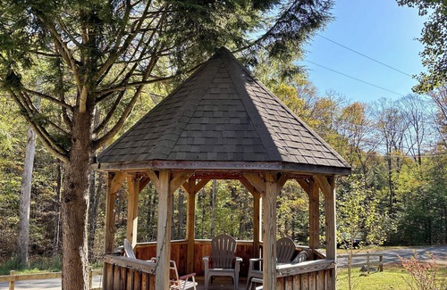 Great Valley Chalet De Esquí | Cozy & Rustic 3 bdr chalet w/ plenty of privacy - your new home away from home!